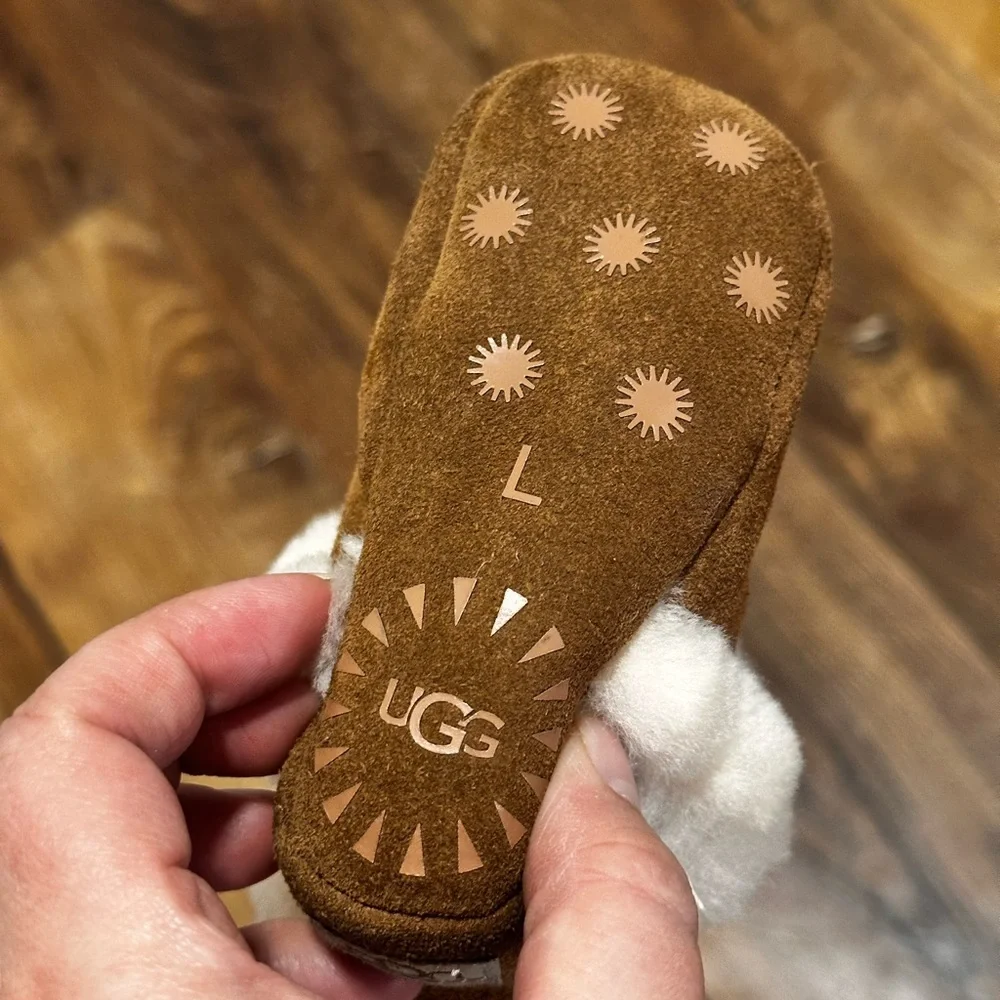 1 Ugg shoe (left)